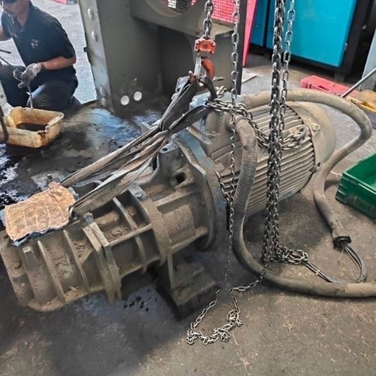 ซ่อมปั๊มลมแบบสกรู ซ่อมปั๊มลมแบบสกรูรุ่น CPE100  รับซ่อมปั๊มลมสกรู (Overhual)  รับซ่อมแอร์ดรายเออร์ 